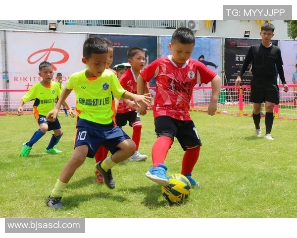 足球明星女儿们的精彩瞬间与时尚风采全景展示