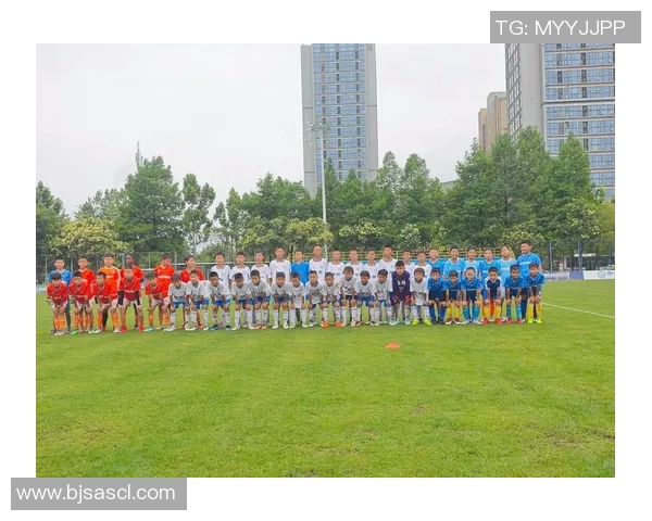 足球明星激情甩球衣瞬间捕捉展现运动魅力与团队精神的精彩时刻 足球明星激情甩球衣瞬间捕捉展现运动魅力与团队精神的精彩时刻